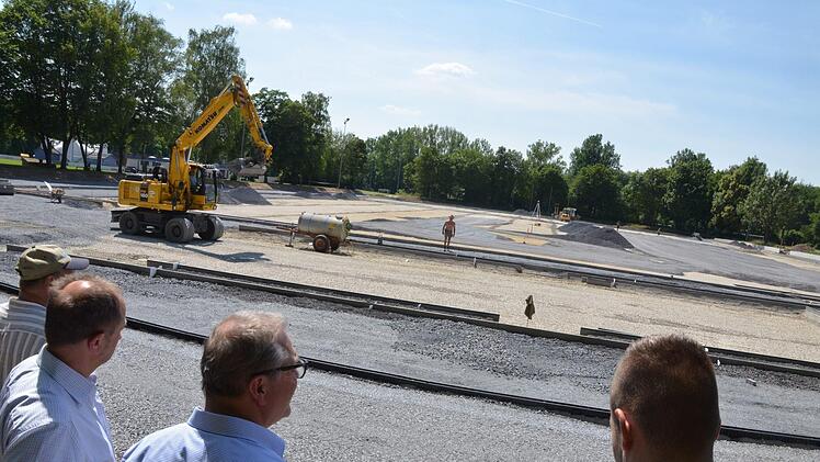 Mitglieder des Bausenats machen sich ein Bild vom Fortgang der Arbeiten an der Schulsportanlage von Rödental. Foto: Rainer Lutz