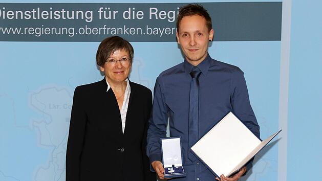 Regierungspr&auml;sidentin Heidrun Piwernetz bei der Ehrung von Florian Neubauer Foto: W. Tra&szlig;l, Regierung von Oberfranken