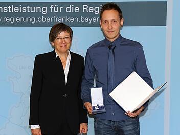 Regierungspräsidentin Heidrun Piwernetz bei der Ehrung von Florian Neubauer Foto: W. Traßl, Regierung von Oberfranken