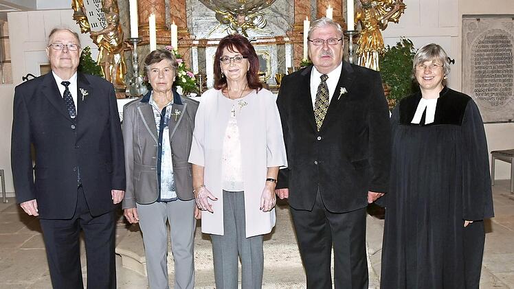 Die diamantenen Konfirmanden (von links) Uwe Nützel, Sabine Leppert, Renate Bub, Gerd Löw und Pfarrerin Almut Weisensee