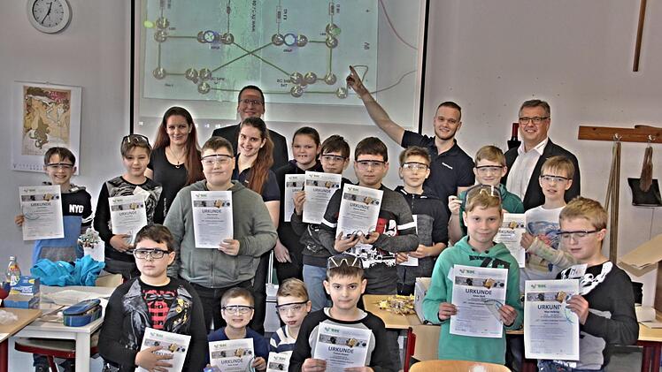 Wir haben es geschafft und Urkunden in Händen. Teilnehmer des Projekts "Schüler entdecken Technik" mit ihrer Lehrerin Anja Kilian und Realschulrektor Hartmut Weis (hinten von links), sowie Uwe Rosenberger vom Bayernwerk (hinten rechts) und deren Azubis Daniel Popp (hinten 2. von links) und Christina Scherner (vor Hartmut Weis).Helmut Will