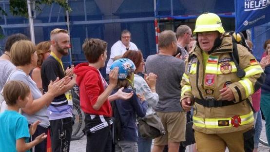 Einige Feuerwehrleute wie Frank Stuhlmann (Bild) liefen auch diesmal wieder mit voller Montur, um auf die Aktion "Laufen gegen den Krebs" aufmerksam zu machen. Foto: Mario Deller