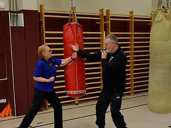 Trainer Edgar Feuchter  sowie Vorsitzende des TSV Claudia Lachmann (Aikido) zeigen einige Übungen.  Foto: H. Lachmann