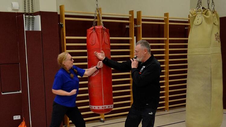 Trainer Edgar Feuchter  sowie Vorsitzende des TSV Claudia Lachmann (Aikido) zeigen einige Übungen.  Foto: H. Lachmann