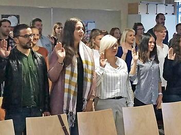 Die jungen Pädagogen schworen auf das Grundgesetz der Bundesrepublik Deutschland und die Verfassung des Freistaats Bayern. Foto: Richard Sänger