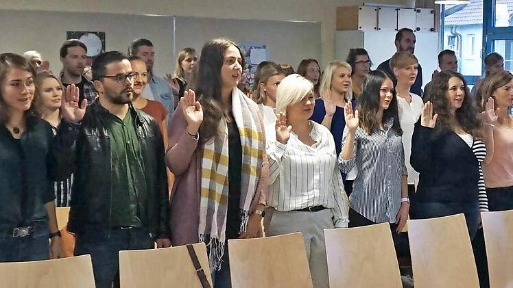 Die jungen Pädagogen schworen auf das Grundgesetz der Bundesrepublik Deutschland und die Verfassung des Freistaats Bayern. Foto: Richard Sänger