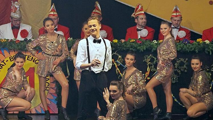 Wer bekommt die letzte Rose? Das "United Dance Team" begab sich auf die Spuren der RTL-Sendung "Der Bachelor". Foto: Johannes Michel