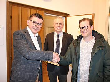 Trotz Corona gab's einen Händedruck, nachdem Wahlleiter Roland Goerke (Mitte) den deutlichen Sieg von Amtsinhaber Armin Warmuth (links) verkündet hatte: SPD-Herausforderer Norbert Schaub gratulierte dem alten und neuen Bürgermeister. Foto: Ralf Ruppert