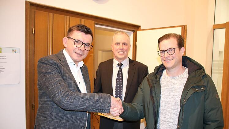 Trotz Corona gab's einen Händedruck, nachdem Wahlleiter Roland Goerke (Mitte) den deutlichen Sieg von Amtsinhaber Armin Warmuth (links) verkündet hatte: SPD-Herausforderer Norbert Schaub gratulierte dem alten und neuen Bürgermeister. Foto: Ralf Ruppert