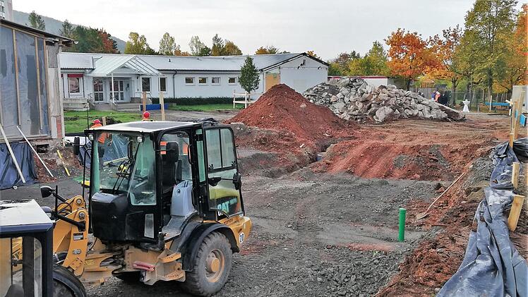 Der Erdaushub für den Erweiterungsbau der Sinnberg-Grundschule ist schon in vollem Gang. Foto: Sigismund von Dobschütz