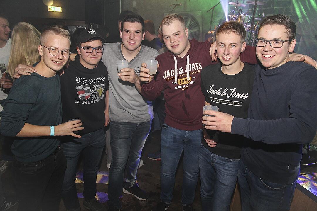 Die Partyband "Power" heizte ordentlich ein.
