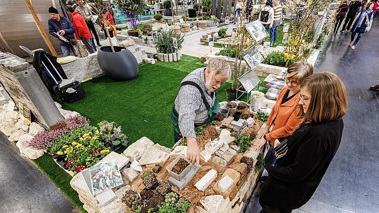 Ein Gärtner verkauft Gartenzubehör.
