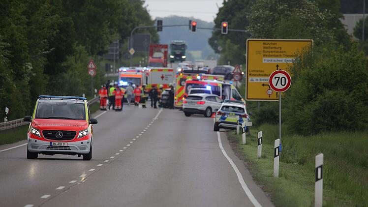 Kreis Ansbach: Drei Autos kollidieren - Rettungshubschrauber im Einsatz