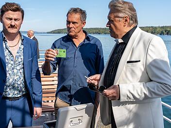 Unter der Sonne des Starnberger Sees: Hubert (Christian Tramitz, Mitte) und Girwidz (Michael Brander) geben sich vor Siggi Prechtl (Shenja Lacher, links) als Polizisten zu erkennen.