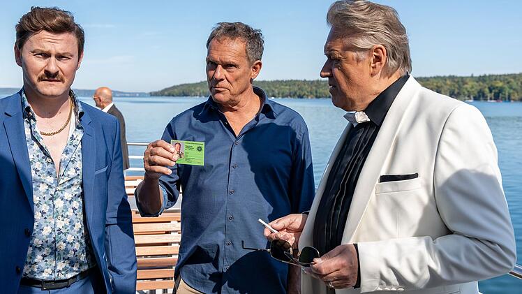 Unter der Sonne des Starnberger Sees: Hubert (Christian Tramitz, Mitte) und Girwidz (Michael Brander) geben sich vor Siggi Prechtl (Shenja Lacher, links) als Polizisten zu erkennen.