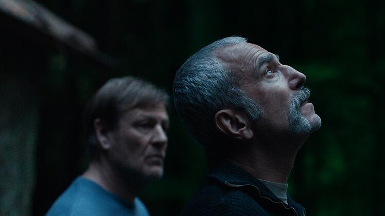 In "Anemone" ist Daniel Day-Lewis (rechts) mit Hufeisenbart zu sehen.