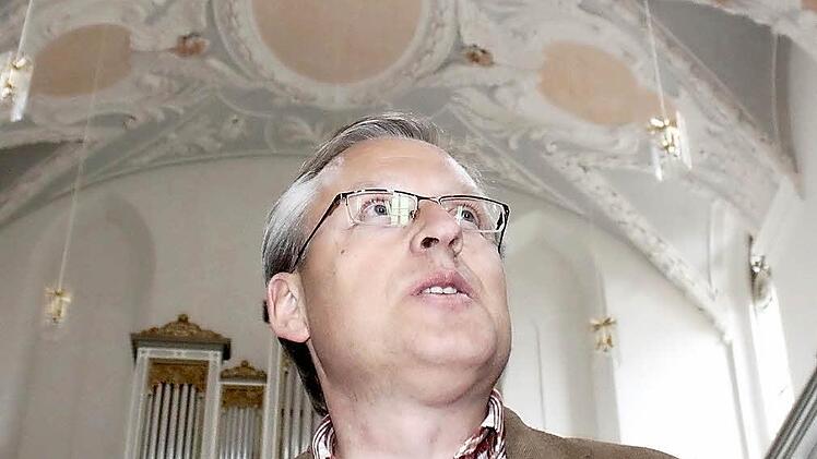 Reinhard Stelzer in der Stiftskirche, in der der Emporenbehang einst die markgräfliche Loge geziert hat. Foto: Archiv/Jürgen Gärtner
