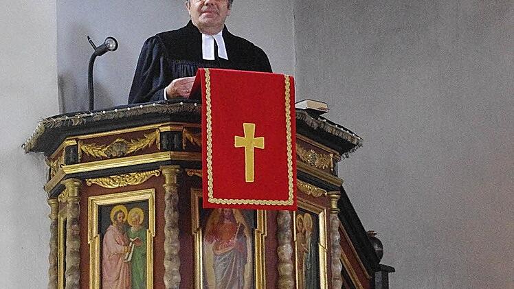 Pfarrer Michael Foltin auf der Kanzel. Foto: Heike Schülein