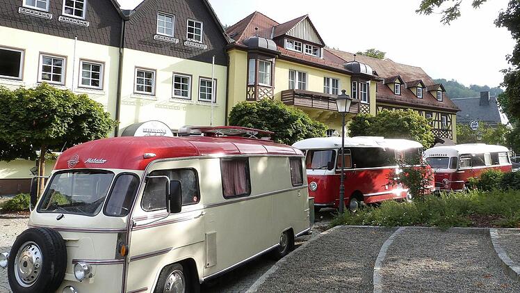 Vor dem Wirsberger Romantik-Posthotel pr&auml;sentierten die Oldtimer-Fahrer ihre Mikafa-Wohnmobile. Fotos: Werner Rei&szlig;aus