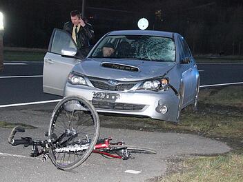 Das Fahrrad des Getöteten an der Unfallstelle bei der Zollschere. Dahinter der Wagen der Kulmbacherin, der den Mann erfasste.  Foto: Friedwald Schedel