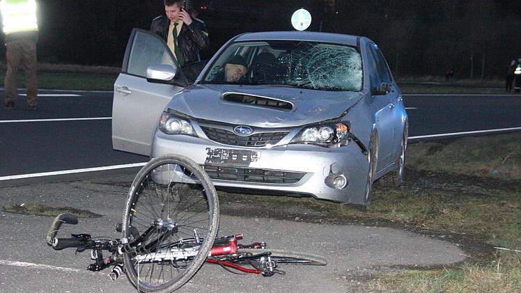 Das Fahrrad des Getöteten an der Unfallstelle bei der Zollschere. Dahinter der Wagen der Kulmbacherin, der den Mann erfasste.  Foto: Friedwald Schedel