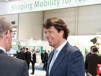 Klaus Rosenfeld (r.) im Gespräch auf der Messe Foto: Schaeffler