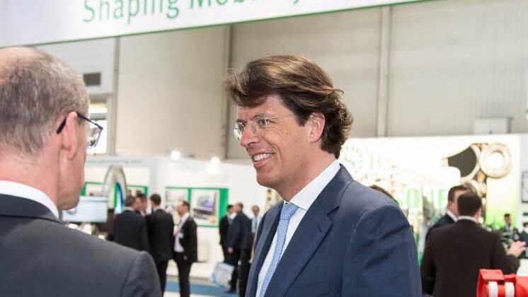 Klaus Rosenfeld (r.) im Gespräch auf der Messe Foto: Schaeffler