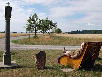 Eine wunderbare Fernsicht hat der Urlauber auf dieser Ruhebank an einem Wanderweg in der Gemarkung Waldfenster. Fotos: Sigismund von Dobschütz