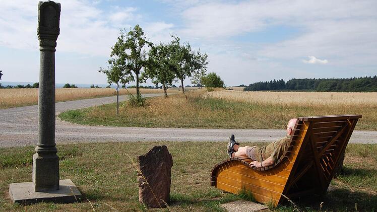 Eine wunderbare Fernsicht hat der Urlauber auf dieser Ruhebank an einem Wanderweg in der Gemarkung Waldfenster. Fotos: Sigismund von Dobschütz