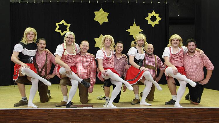 Die Helden in Strumpfhosen bereiten sich auf ihren Fernsehauftritt vor. Foto: Richard Michels