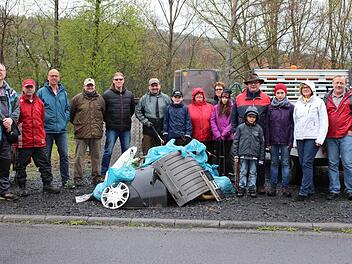 Die Wildfleckener Gruppe präsentierte ihre "Fundstücke" beim Abschluss der Aktion im Wildfleckener Bauhof, wo auch Bürgermeister Gerd Kleinhenz (PWW) seinen Dank für das Engagement der Helfer aussprach. Foto: Sebastian Schmitt-Mathea