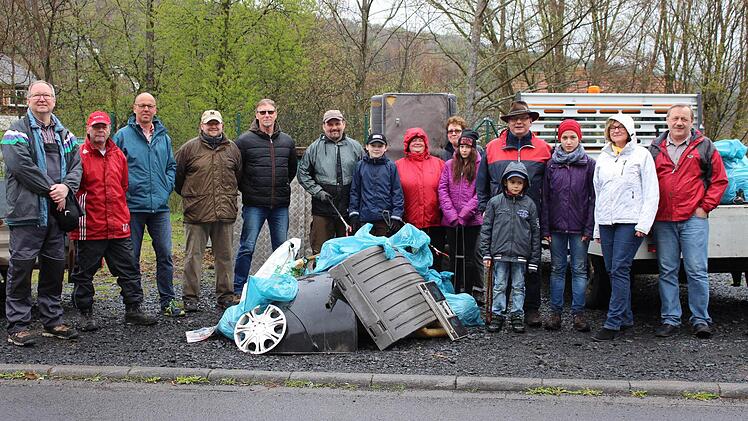 Die Wildfleckener Gruppe präsentierte ihre "Fundstücke" beim Abschluss der Aktion im Wildfleckener Bauhof, wo auch Bürgermeister Gerd Kleinhenz (PWW) seinen Dank für das Engagement der Helfer aussprach. Foto: Sebastian Schmitt-Mathea