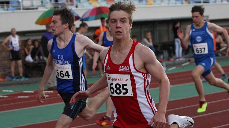 Im Vorlauf über 100 Meter hatte Niklas Floth (685) vom TSV Münnerstadt nur den Blick für die Zeitanzeige. Der Endlauf wurde zu früh gestartet und fand ohne den Nüdlinger statt. Stattessen siegte Hendrik Gühlen von der TG Kitzingen (links), der im Vorlauf gegen Niklas Floth keine Chance hatte. Foto: Reinhold Nürnberger