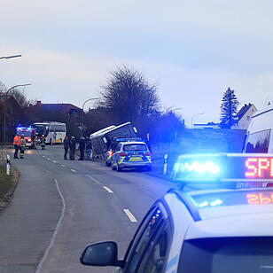 Oberfranken: Schulbus kommt von Straße ab