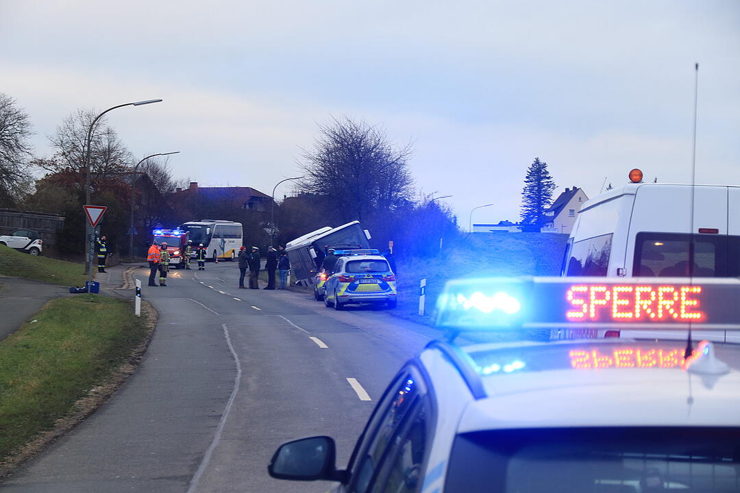 Oberfranken: Schulbus kommt von Straße ab
