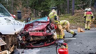 Fürth: Schwerer Unfall - Feuerwehr muss Frau befreien