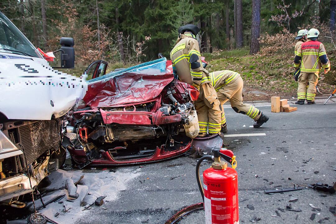 Fürth: Schwerer Unfall - Feuerwehr muss Frau befreien