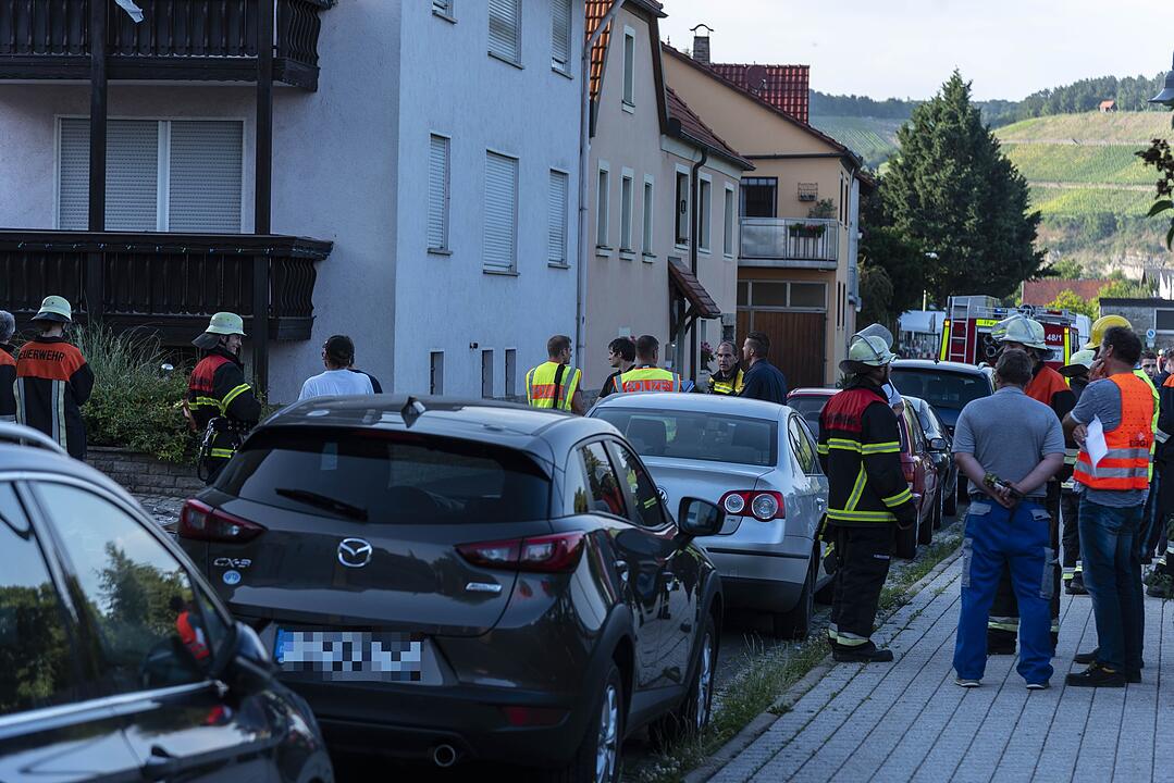Wohnhaus in Unterfranken stürzt nach Verpuffung ein: Vier Menschen teils schwer verletzt