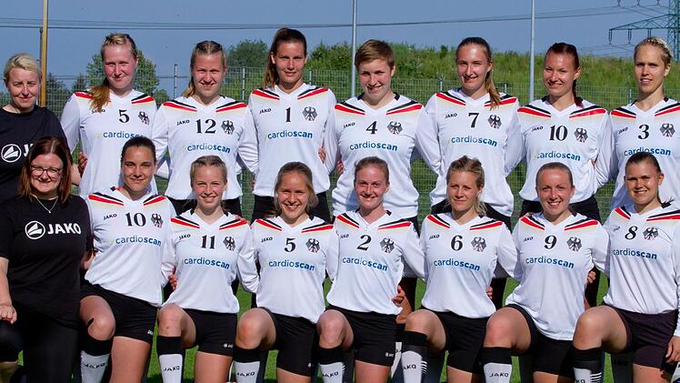 Zwei Franken sind Weltmeister. Bundestrainerin Silke Eber stürmt nach dem Triumph 2018 in Österreich zu Svenja Schröder aufs Spielfeld. Foto: Valentin Weber