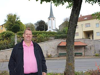 Seit 50 Jahren wohnt Bernold Martin auf seinem Hof mit Blick auf das kirchliche Zentrum von Schondra. Foto: Julia Raab