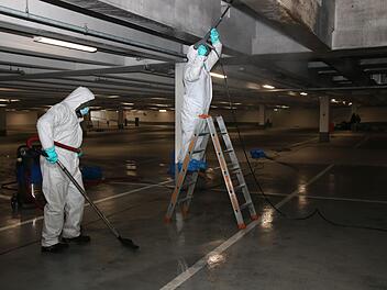 Nach dem Fahrzeugbrand musste die Tiefgarage zunächst gründlich gereinigt werden.