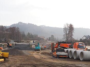 Mächtige Rohre sollen bei Hochwasser für die Sicherung des Straßendammes sorgen.