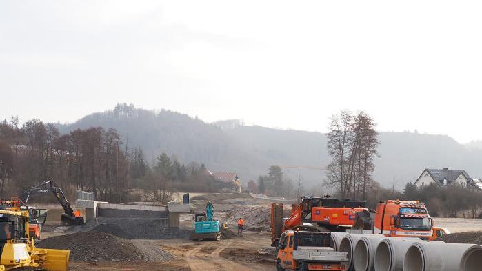 Mächtige Rohre sollen bei Hochwasser für die Sicherung des Straßendammes sorgen.