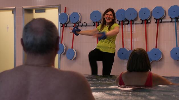 Therapeutin Silvia Poppe trainiert Patienten mit Fatigue-Syndrom im Schwimmbecken. Der Auftrieb im Wasser hilft den Betroffenen beim Bewegen.