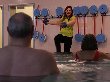 Therapeutin Silvia Poppe trainiert Patienten mit Fatigue-Syndrom im Schwimmbecken. Der Auftrieb im Wasser hilft den Betroffenen beim Bewegen.