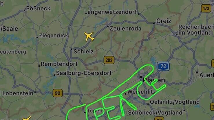 Besondere Flugroute: Pilot fliegt das Wort "PEACE" und setzt ein Zeichen gegen den Krieg