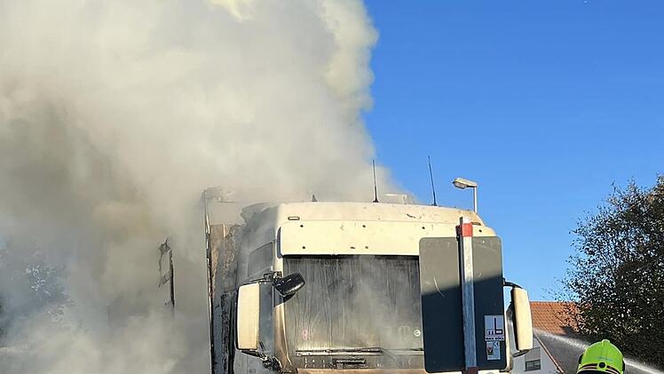 Riesige Rauch-Säule im Kreis Bamberg: Lkw geht in Flammen auf - Feuerwehr mit Großeinsatz
