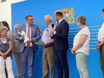 Im Heimatministerium in Nürnberg überreichte Heimat- und Finanzminister Albert Füracker den Heimatpreis Nordbayern an die Dorfgemeinschaft Wermerichshausen und Münnerstadts stellvertretenden Bürgermeister Andreas Trägner.