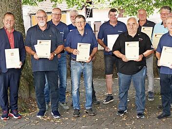 Das Foto zeigt die Geehrten mit dem stellvertretenden VdRBw Bezirks- und Kreisvorsitzenden der Kreisgruppe Oberfranken West, Michael Weisensel (2. v. l.), und Bürgermeister Mario Wolff (3. v. l.), dem VdRBw Organisationsleiter der Kreisgruppe Ober...