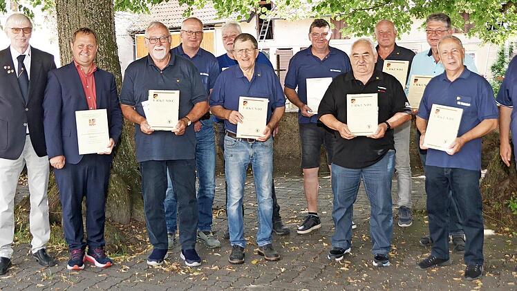 Das Foto zeigt die Geehrten mit dem stellvertretenden VdRBw Bezirks- und Kreisvorsitzenden der Kreisgruppe Oberfranken West, Michael Weisensel (2. v. l.), und Bürgermeister Mario Wolff (3. v. l.), dem VdRBw Organisationsleiter der Kreisgruppe Ober...